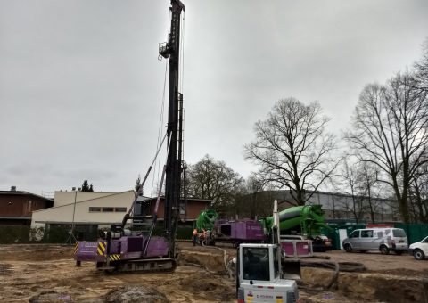 De palen zijn de grond in! De bouw kan beginnen